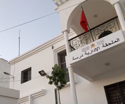 فلاش…والي الجهة محمد امهيدية يحارب البناء العشوائي و قائد الملحقة الإدارية درسة بتطوان( م ح) يشجع عليها