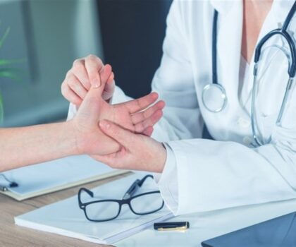 تنميل الأطراف: هل يمكن أن يشير إلى حالة صحية تستدعي العلاج؟