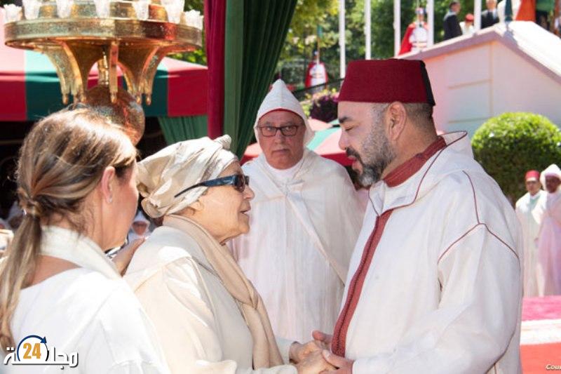 جلالة الملك يعزي أفراد أسرة الراحلة عائشة الخطابي