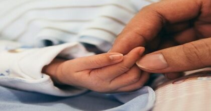 صحيفة أمريكية تتحدث عن قصة طفلة مغربية ولدت أثناء الزلزال