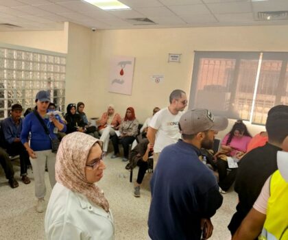 زلزال الحوز.. إقبال كبير للمغاربة والأجانب للتبرع بالدم