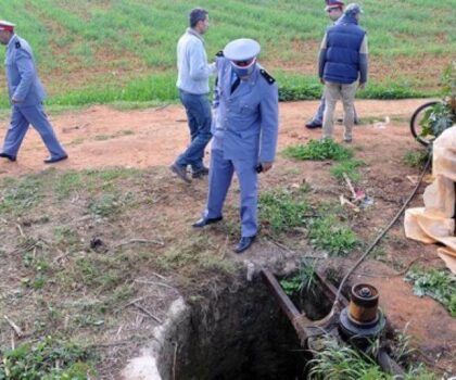 إنهيار سقف بئر يودي بحياة شخصين