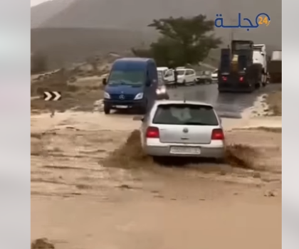 السيول تجرف سيارة خفيفة بين الريش وميدلت+فيديو