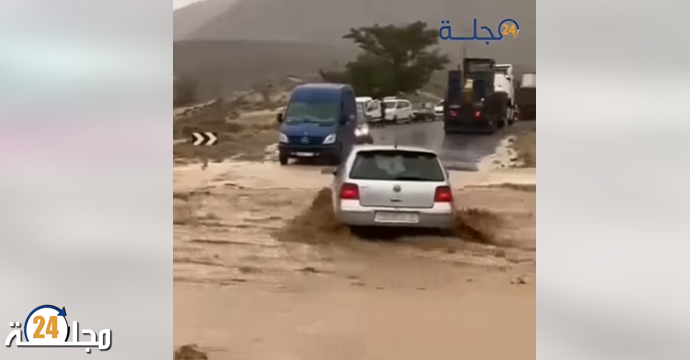 السيول تجرف سيارة خفيفة بين الريش وميدلت+فيديو