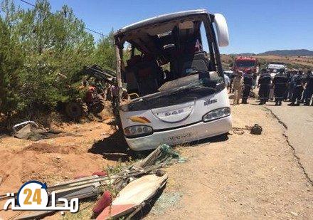 مصرع شخص وإصابة 10 آخرين في حادث إصطدام حافلة لنقل المسافرين بشاحنة كبيرة