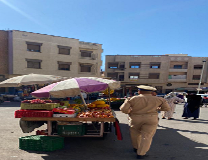 الجديدة…السلطات المحلية تستجيب لمطالب الساكنة و تحرر محيط مسجد حي النجد من الباعة الجائلين