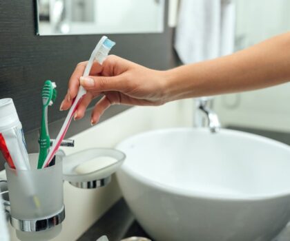 لماذا يجب ألا تترك فرشاة أسنانك في الحمام مطلقا؟