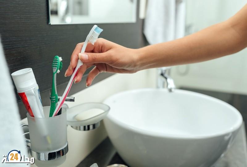 لماذا يجب ألا تترك فرشاة أسنانك في الحمام مطلقا؟