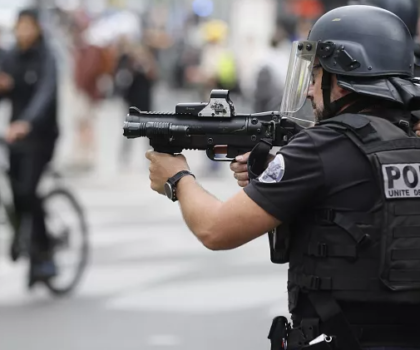 فرنسا.. الشرطة تطلق النار على امرأة هددت “بتفجير نفسها”