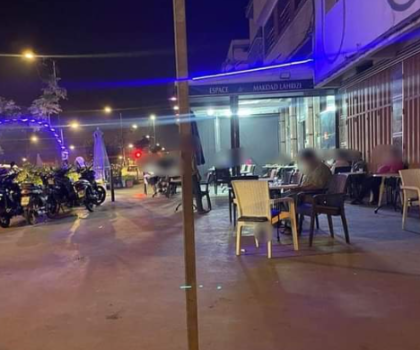 اسباتة ..صاحب مقهى بشارع مقداد لحريزي يتحدى السلطة ويعبث في احتلال الملك العام