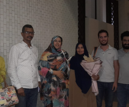 العيون…. عودة الطاقم الطبي و التمريضي رفقة مريضة اجرت عملية جراحية للقلب المفتوح بفاس