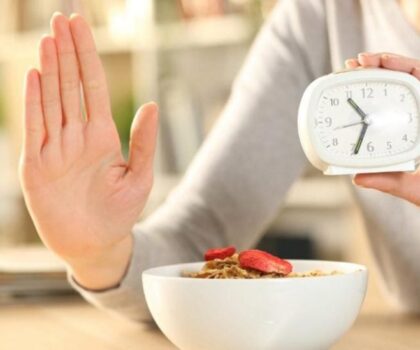 طبيبة تحذر من عواقب الصيام المتقطع