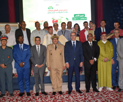“تكريم الفائزين في الملتقى الوطني للتفاح بميدلت: إشادة بأفضل منتجي التفاح والشركات المشاركة”