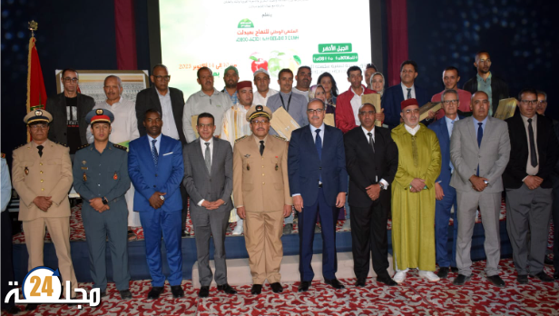 “تكريم الفائزين في الملتقى الوطني للتفاح بميدلت: إشادة بأفضل منتجي التفاح والشركات المشاركة”