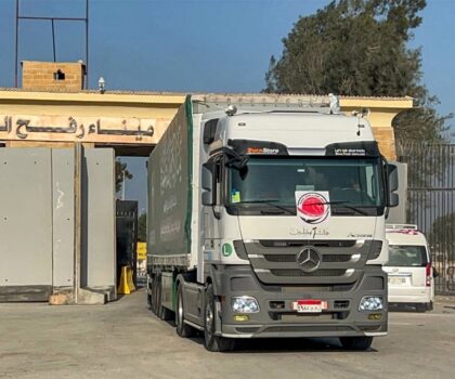 دخول أول شاحنة وقود عبر معبر رفح إلى قطاع غزة