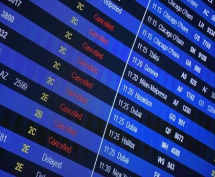 إضرابات تشل حركة الطيران بفرنسا وتلغي رحلات بالجملة