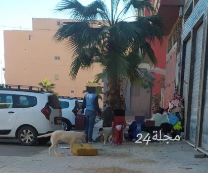 أمّ وابنائها يفْتٓرشون الأرض ويلتحفون السماء ببيوكرى