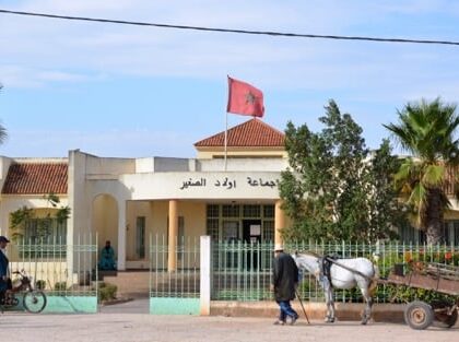 رئيس جماعة أولاد صغير بإقليم سطات يعرقل أشغال تعبيد المسالك بامتناعه عن منح البنزين لجرافات المجلس الإقليمي