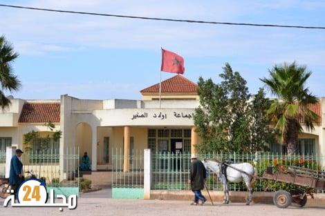 رئيس جماعة أولاد صغير بإقليم سطات يعرقل أشغال تعبيد المسالك بامتناعه عن منح البنزين لجرافات المجلس الإقليمي