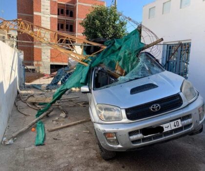 مارتيل تنجو من كارثة بعد سقوط رافعة على مدرسة