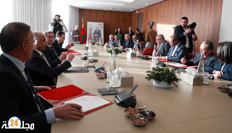 توقيع اتفاق تاريخي بين الحكومة المغربية والنقابات التعليمية بزيادة في أجور الأساتذة