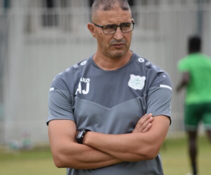 فسخ عقد المدرب الجيناني بعد هزيمة مدوية لفريق الدفاع الحسني الجديدي أمام شباب المسيرة