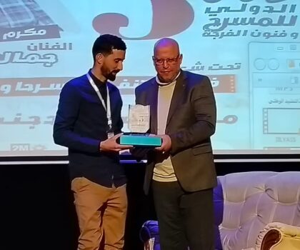 تكريم العبابسي بعرض بوحجبان خلال إختتام مهرجان دار الفن الدولي للمسرح