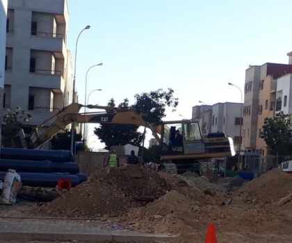 سطات : حادث سقوط مأساوي يلقي بظلاله على حي السلام….شيخ مسن يسقط في حفرة للاشغال الصرف الصحي أثناء ذهابه للصلاة