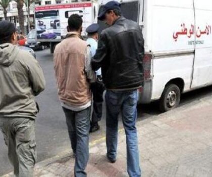 إيقاف ثلاثة أشخاص يشتبه تورطهم في قضايا تتعلق بالنصب و الإحتيال و الإبتزاز الجنسي