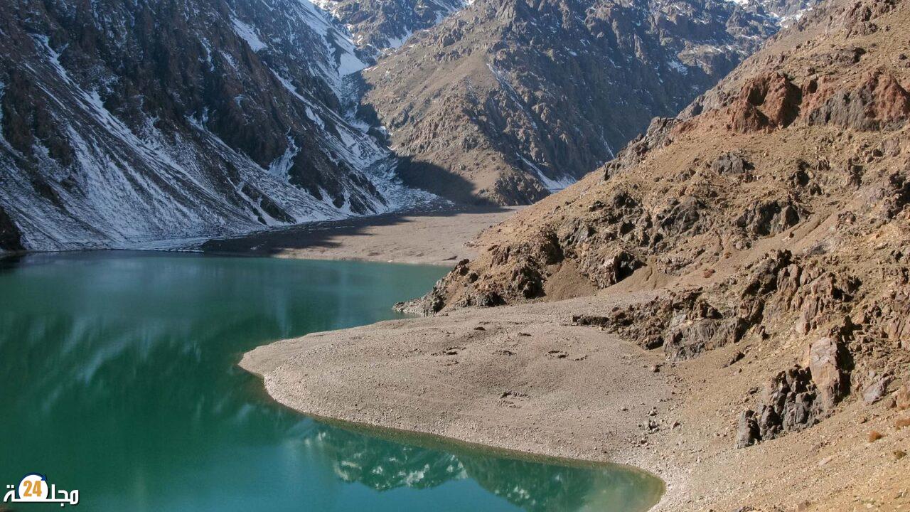 أعلى بحيرة جبلية في المغرب.. تقع في قاع واد محاط بقمم جبل توبقال ووانوكريم
