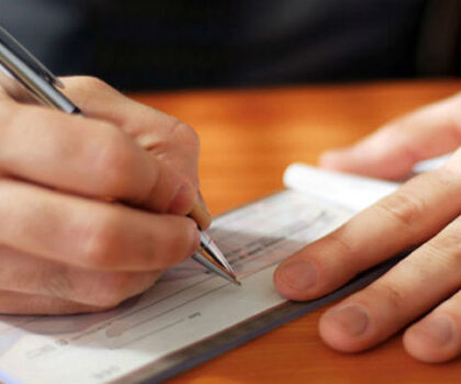 قانون جديد حيز التنفيذ يهم أصحاب الشيكات بدون رصيد