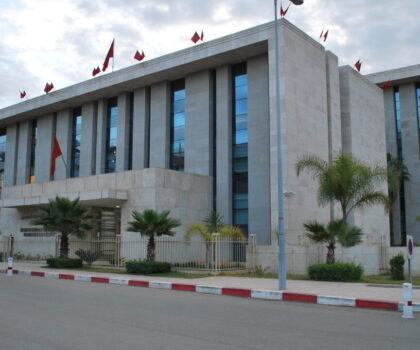 322 نزيلا محكوما في قضايا التطرف والإرهاب استفادوا من برنامج “مصالحة”