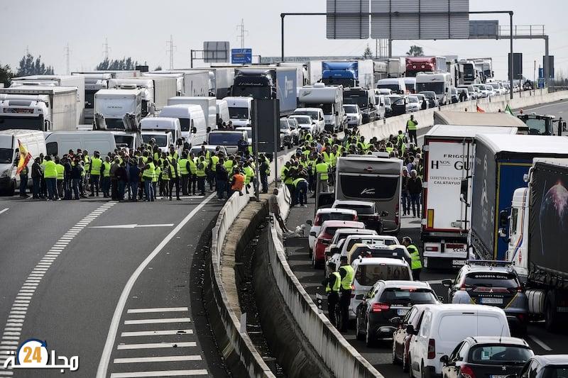 استهداف شاحنات المنتوجات المغربية بأوروبا.. قلق في صفوف الفلاحين المغاربة ومطالب بالانصاف