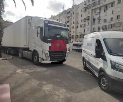 شرطة تحجز شاحنة كبيرة محملة بالمواد الغذائية المدعمة موجهة للبيع