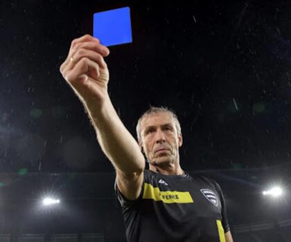 فيفا يحسم الجدل حول تطبيق البطاقة الزرقاء فى المباريات