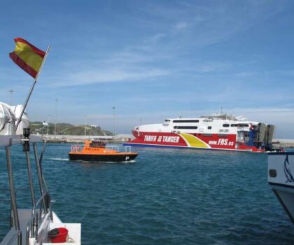 المغرب واسبانيا يتفقان على اطلاق خط بحري بين مدينة طرفاية وجزر الكناري