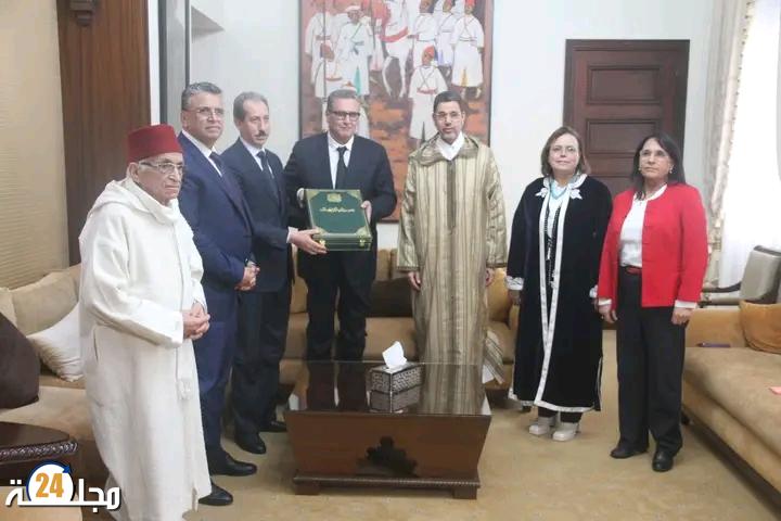 أخنوش يتسلم مقترحات الهيئة المكلفة بمراجعة مدونة الأسرة قصد رفعها لجلالة الملك