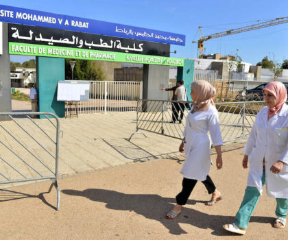 الحكومة تسعى إلى توفير 97 ألفا من الأطقم الطبية وتسعى إلى تقليص سنوات التكوين