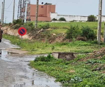 تلاعبات بعلامات التشوير في إقليم الجديدة يهدد حياة مستعملي الطريق: من يتحمل المسؤولية؟