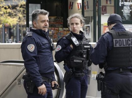 توقيف موظفة أمن فرنسية بتهمة الارتباط بشبكة إجرامية مغربية