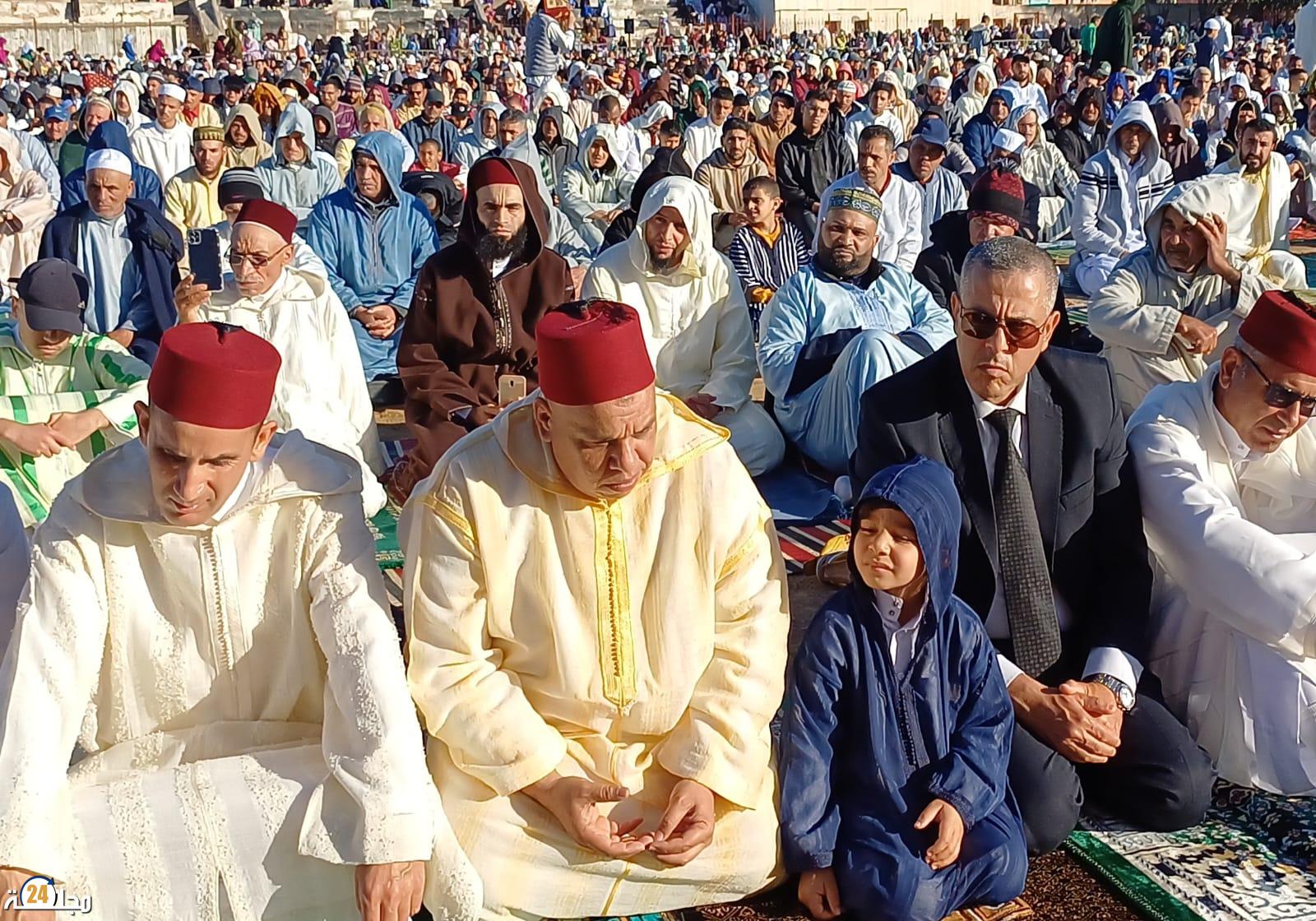 باشا مدينة البئر الجديد يترأس مراسيم صلاة عيد الفطر في أجواء روحانية بمصلى ساحة الملعب البلدي