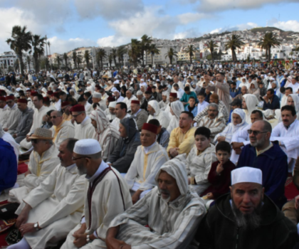 ألاف المصلين من عمالة المضيق الفنيدق يؤدون صلاة عيد الفطر بمصلى العيدين بكورنيش المضيق وسط تنظيم محكم من السلطات المحلية