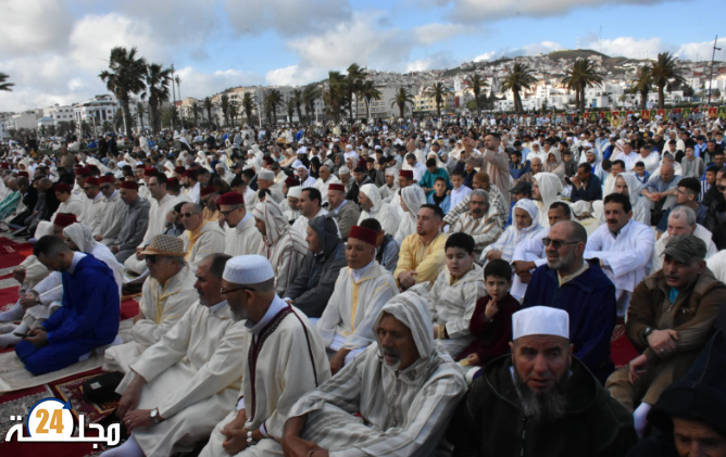 ألاف المصلين من عمالة المضيق الفنيدق يؤدون صلاة عيد الفطر بمصلى العيدين بكورنيش المضيق وسط تنظيم محكم من السلطات المحلية