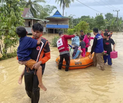 43 قتيلا .. حصيلة جديدة لضحايا الفيضانات وتدفق الحمم البركانية بإندونيسيا