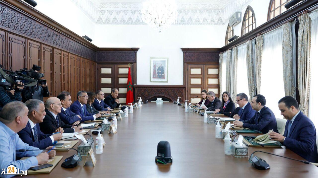 الحوار الاجتماعي.. الحكومة تعمل على حل المشاكل داخل قطاعات لم يشملها الرفع من الأجور