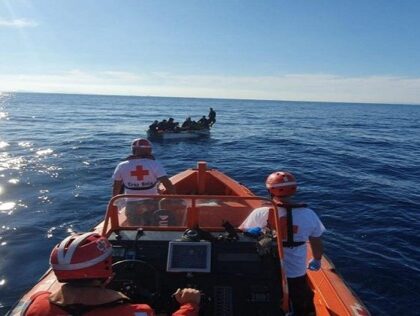 البحرية الإسبانية توقف قاربا يضم 16 شخصا أبحروا من الحسيمة