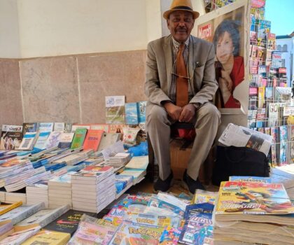 طلحة جبريل يكتب …تقمصت دور “بائع صحف” 
