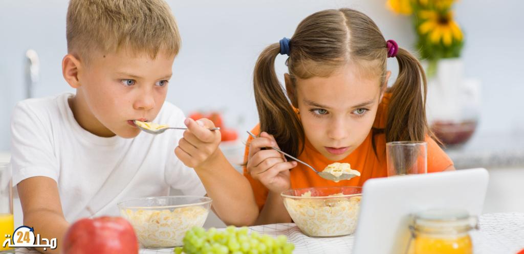 دراسة تربط الوزن الزائد لدى الأطفال بالهاتف والتلفزيون