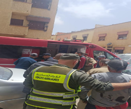 بالصور… شخص يعتدي على عنصر من قوات المساعدة و شخصين أخرين داخل الملحقة الإدارية الثالثة بالجديدة و يرسلهم إلى قسم الإنعاش