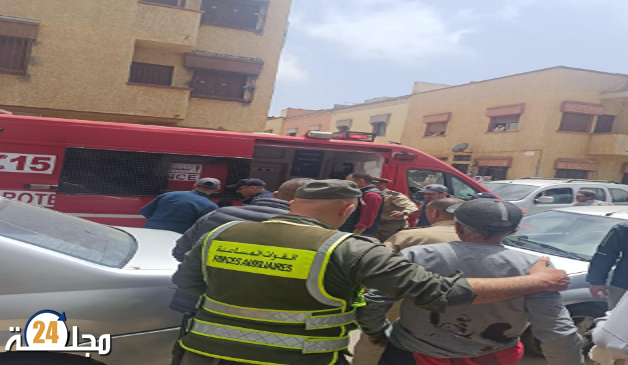 بالصور… شخص يعتدي على عنصر من قوات المساعدة و شخصين أخرين داخل الملحقة الإدارية الثالثة بالجديدة و يرسلهم إلى قسم الإنعاش